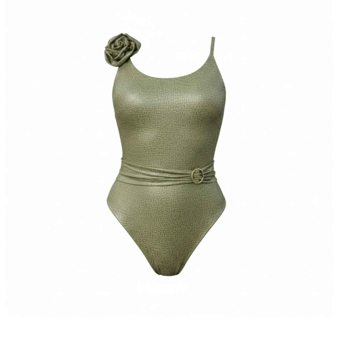 Bañador Elara verde oliva de un hombro con flor en el tirante y cinturón con aro dorado, vista frontal en fondo neutro