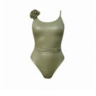 Bañador Elara verde oliva de un hombro con flor en el tirante y cinturón con aro dorado, vista frontal en fondo neutro