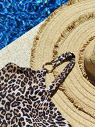 Detalle de bañador Kelly estampado leopardo con detalle de metal dorado en el tirante