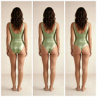Bañador Lumière verde claro metalizado vista trasera mostrando opciones de cobertura clásica, brasileña y tanga