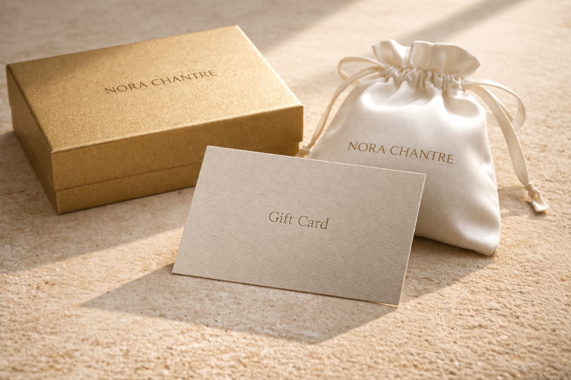 Tarjeta regalo Nora Chantre con packaging de lujo en caja dorada y bolsa satinada