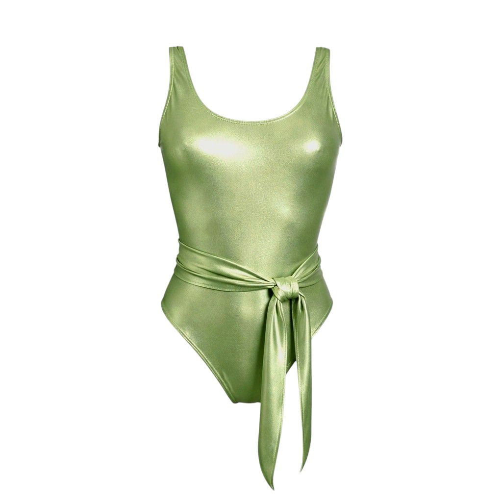 Bañador verde claro metalizado con cinturón anudado, colección Lumière