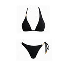 Bikini negro asimétrico con detalle dorado en un solo lado, top con doble tirante y braguita con ajuste lateral en un lado
