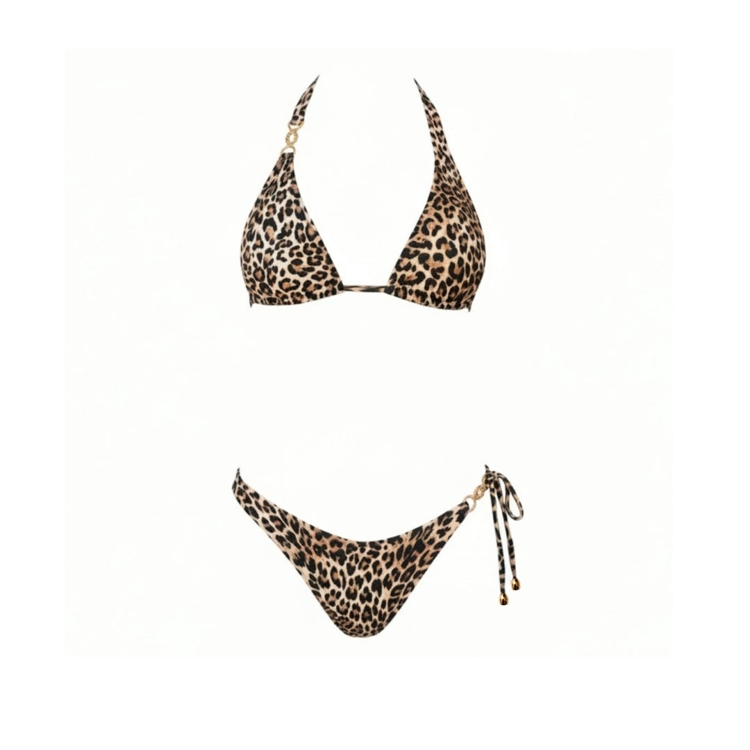 Bikini asimétrico estampado leopardo con top y braguita ajustable con un lazo lateral y detalles dorados.